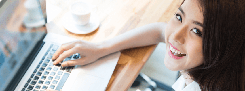 Cô gái học IELTS Writing với máy tính